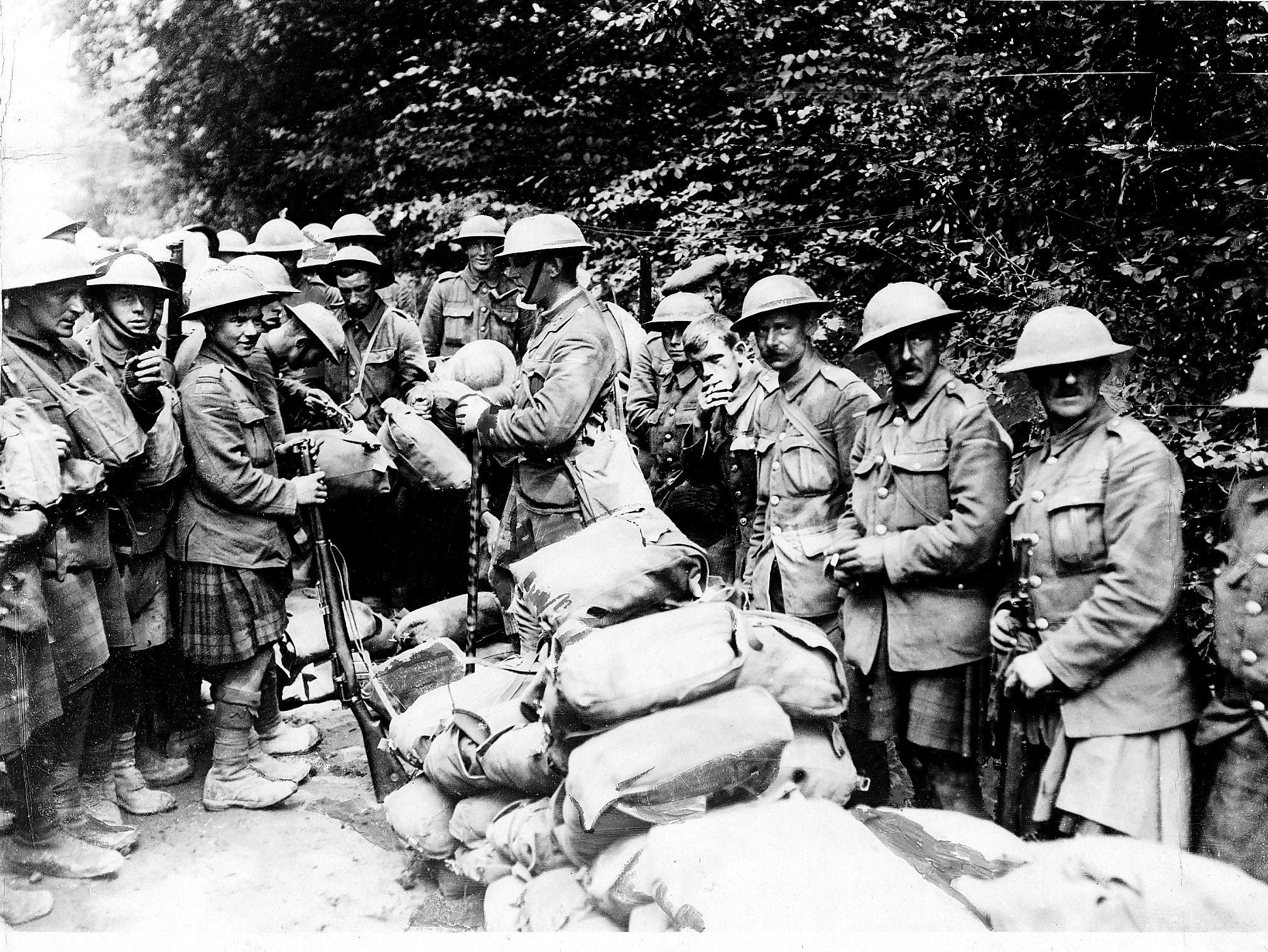 world-war-one-the-black-watch-august-1918-distributing-packs-amongst